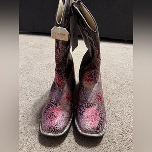 Brand New with Tags Shyanne girls size 7 cowboy boots!!!